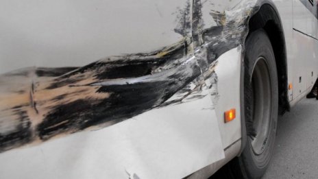 Автобус се блъсна в дърво, пострадаха шофьорът и две пътнички 