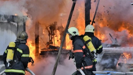 Бебе на година почина при пожар в плевенско село