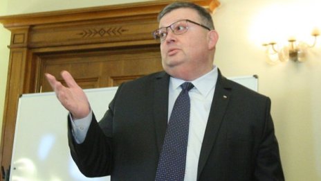 Цацаров гласува в Пловдив, потвърди за ареста на Ахмед Башев