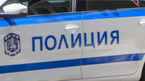 Пиян блъсна пешеходка, избяга, но преобърна колата 