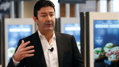 Шефът на McDonald's хвърли оставка заради романс със служителка