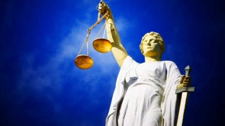 Съдят студент и безработен за съучастие в телефонна измама 