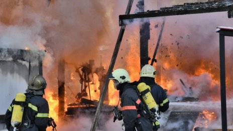 Пожар в общежитие за социално слаби, евакуирани са 23-ма