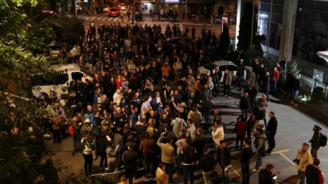 Демонстранти опитаха да попречат на интервю на Вучич