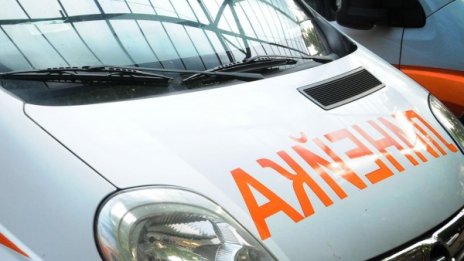 Трима са пострадали, кола се блъсна в дърво в Кърджали