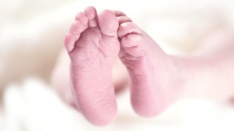 Вземат за осиновяване родно бебе от родителите му в Англия 