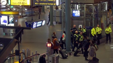 Извънредна ситуация на летището в Амстердам, районът отцепен