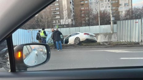 Автомобил се заби в изкопа на метрото в София