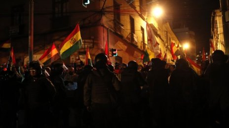 Полицейски бунт в Боливия. Служители до демонстранти