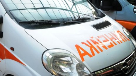 Шофьор е пострадал, блъснал се в дърво с колата си