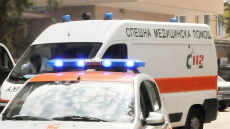 Агресия пред школо: Бият момиче, останалите гледат сеир