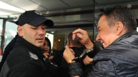 Кметът на Несебър се закле и потегли обратно към ареста