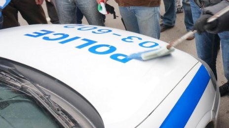 Арестант нападна полицай с дръжка от метла и избяга