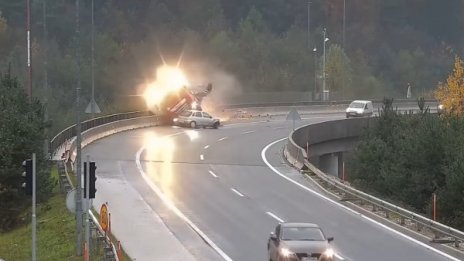 Ужасяваща катастрофа край Любляна: Камион е избутан от мост