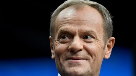 Плакат с надпис "Единството, глупако!" в кабинета на Туск