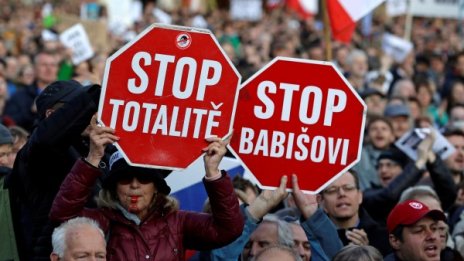Сянката на комунизма преследва чехи и словаци и 30 г. по-късно