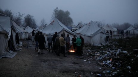 Живеем тук като животни: Мигранти студуват в импровизиран лагер в Босна
