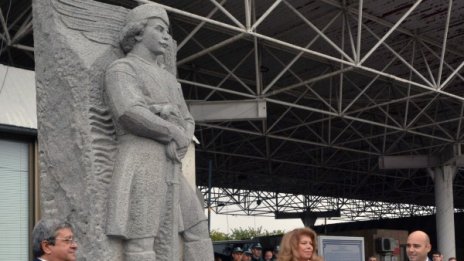 Паметникът на Капитан Петко войвода гледа към Доган Хисар