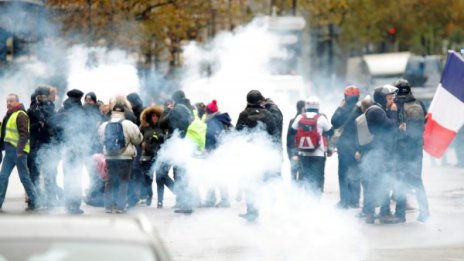 Сълзотворен газ срещу "жълтите жилетки", те пък палят наред