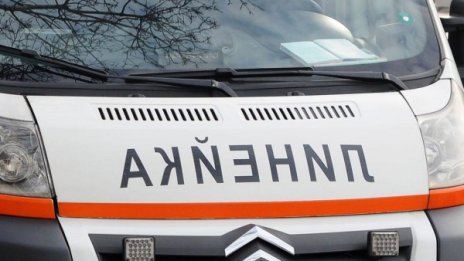 Товарен бус с ремарке уби мотоциклетист на пътя 