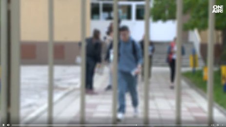 11 преписвачи с "бръмбар" в ухото бяха заловени на матурата по БЕЛ в Хасково