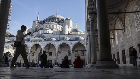 Арестуваха руснаци, чели Библията в "Света София" в Истанбул 