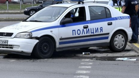 Пиян шофьор без книжка се вряза в патрулка 