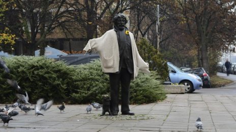 Заради студа… шегаджия наметна жилетка на Радой Ралин 