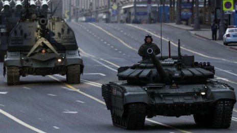 Руската армия се оборудва с машини за война в града