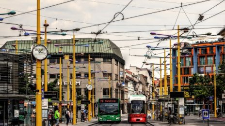 Автобус се вряза в спирка, над 20 души са ранени 