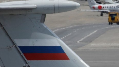 Самолет кацна аварийно в Русия, вторият пилот почина