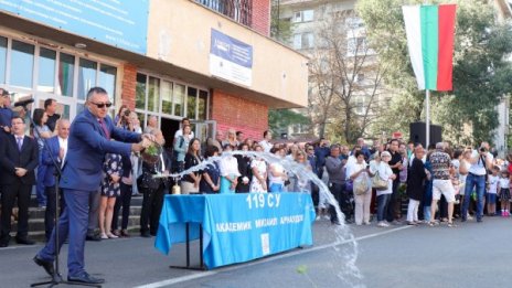 Момче хвърля камъни по училище, като по чудо няма пострадали