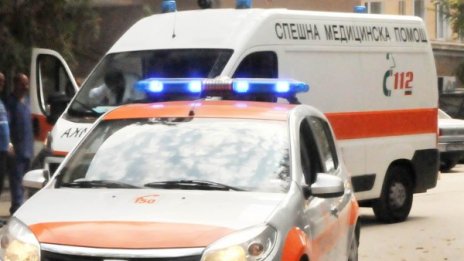 Намушканото във влак момиче остава в тежко състояние