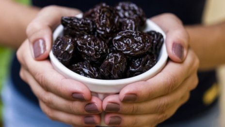 Хапвайте сушени сливи при анемия и запек