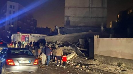 Посолството ни в Тирана напукано след труса