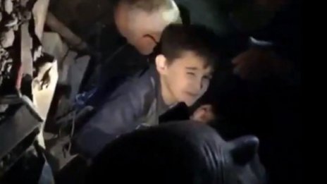 "Тате, тате": Страшни сцени след земетресението в Албания