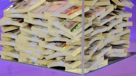 Откриха мъжа, получил 1 млн. от банковата служителка от любов