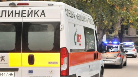 Микробус бутна на заден ход 90-годишна, жената почина 