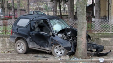 Джип се заби в дърво до кметство на русенско село