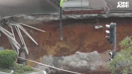 Огромна дупка зейна в Китай, погълна автомобили