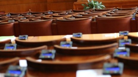 На косъм от бой:  Пенсиите нажежиха страстите в НС