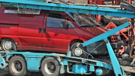 Шофьор обърна автовоза си край Бургас и си тръгна... пеш