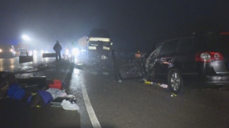 Кола и автобус се удариха челно близо до Сливница