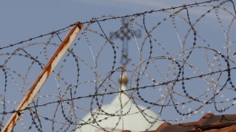 Пиян едва не уби приятел по чашка, удрял го с чук по главата 