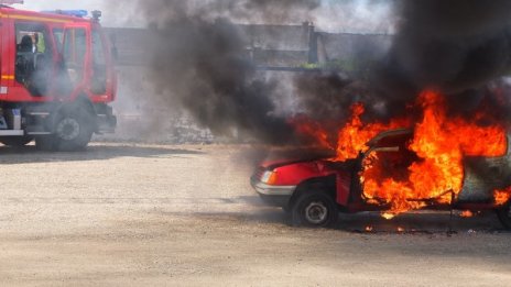 3 коли изгоряха в столичен квартал снощи