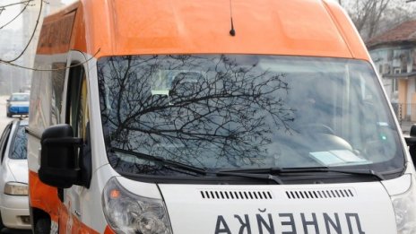 Кола не спря на Стоп в Добрич, мъж с опасност за живота