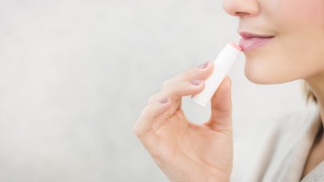 Напукани и сухи устни: 6 продукта, с които да ги излекувате