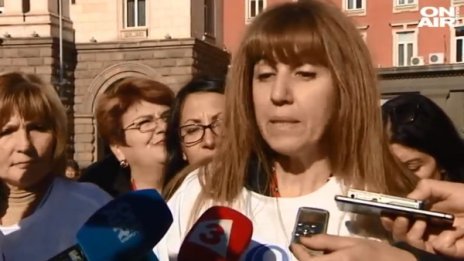 Медсестри на палатки през нощта пред Министерския съвет