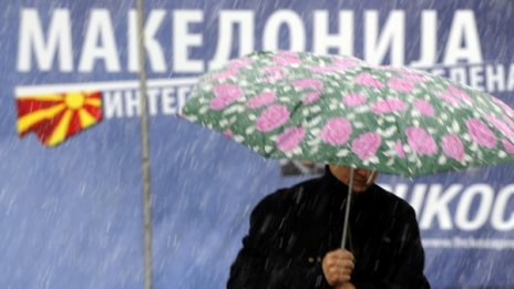 Македонски учебник: Затворете жената вкъщи, за да е защитена