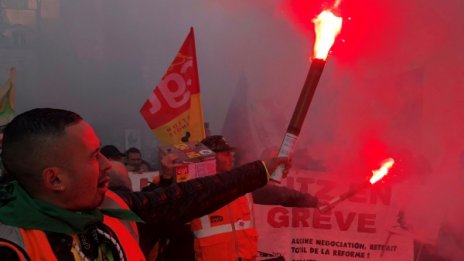 Сблъсъци между протестиращи и полицията във Франция 